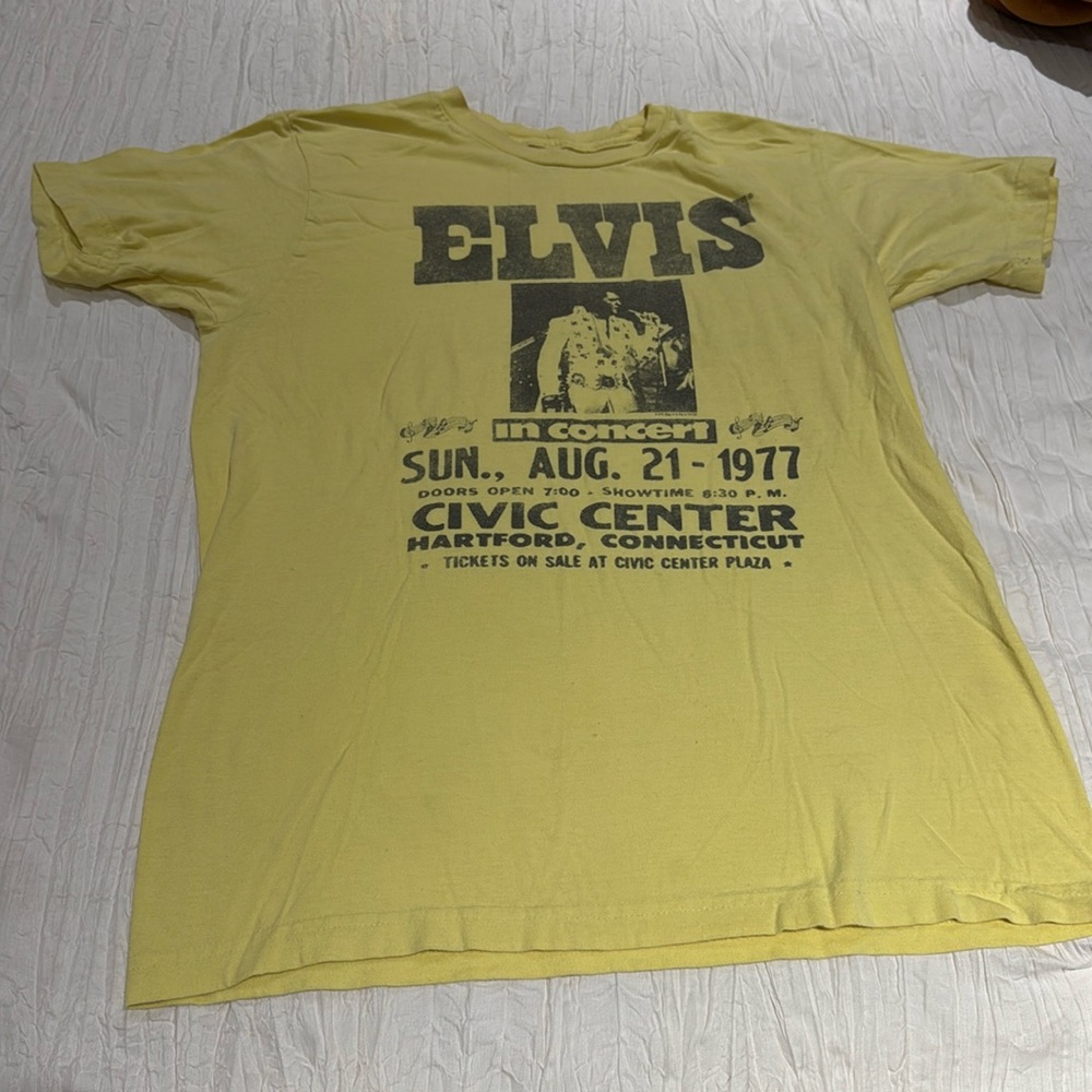 Vintage size Med Elvis 1977 civic center concert tshirt